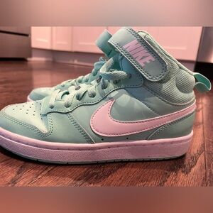 Youth turquoises Nike Hightops - like new